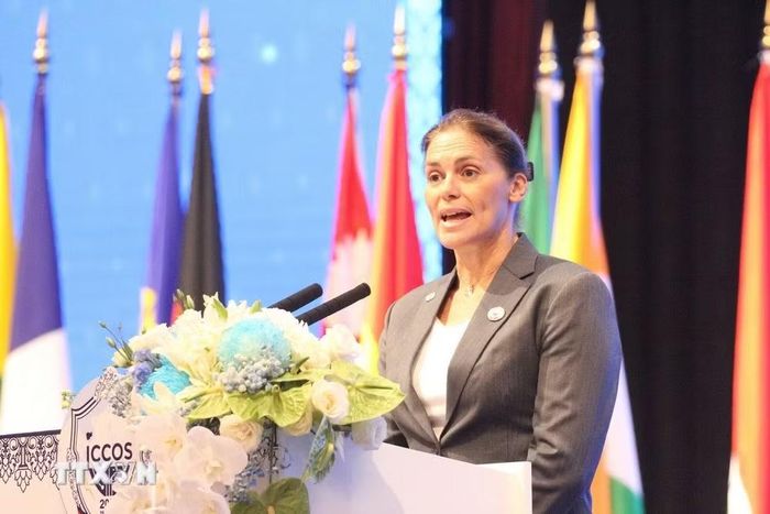 Bà Delphine Schantz, Đại diện thường trực khu vực châu Á - Thái Bình Dương Văn phòng Liên hợp quốc về Ma túy và Tội phạm, phát biểu tại phiên khai mạc. (Ảnh: Minh Hưng/TTXVN)