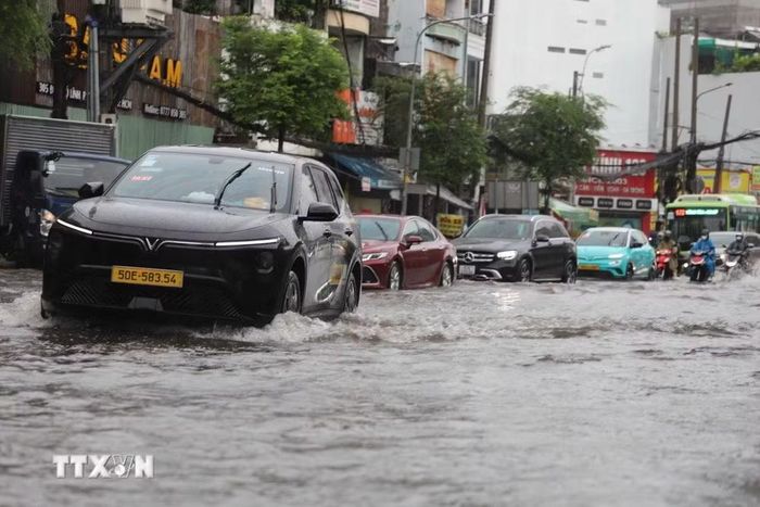 Mưa ngập trên đường Đinh Bộ Lĩnh, đoạn qua phường Bình Thạnh, chiều 23/9. (Ảnh: Hồng Đạt/TTXVN)