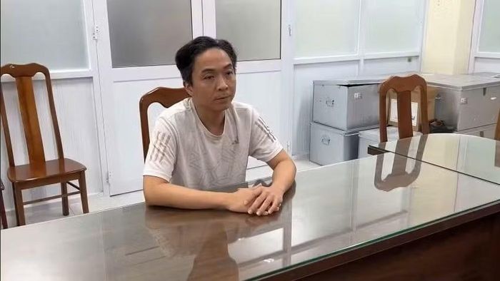 Đối tượng Lê Văn Hiền tại Cơ quan Cảnh sát điều tra Công an Thành phố Hồ Chí Minh. (Ảnh: CA Thành phố Hồ Chí Minh cung cấp)