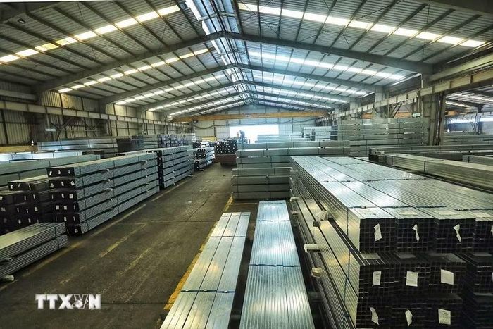 Sản phẩm ống thép mạ kẽm. (Ảnh: Tuấn Anh/TTXVN)