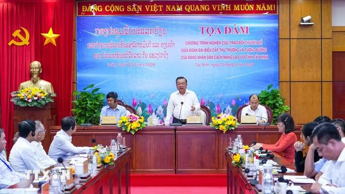 Phó Bí thư Tỉnh ủy, Trưởng đoàn Đại biểu Quốc hội tỉnh Tây Ninh Phạm Hùng Thái trao đổi, chia sẻ kinh nghiệm về công tác tổ chức xây dựng Đảng, xây dựng chính quyền địa phương hai cấp. (Ảnh: Minh Phú/TTXVN)