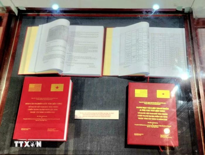 Báo cáo nghiên cứu tài liệu về người Việt Nam mất tích trong chiến tranh tại địa phận Lộc Ninh được VWAI trao cho cơ quan chức năng của Việt Nam. (Ảnh: Chu Thanh Vân/TTXVN)