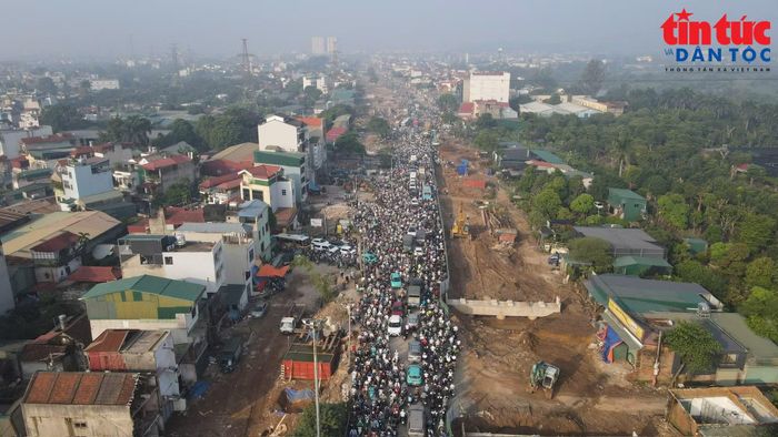 Ghi nhận của phóng viên những ngày qua, dòng phương tiện ùn tắc kéo dài gần 10 km theo cả hai chiều. Ô tô, xe máy ken đặc trên mặt đường, chậm chạp nhích từng mét khi qua khu vực cầu Mai Lĩnh.
