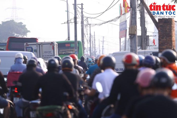 Dòng phương tiện nối đuôi nhau chờ qua cầu Mai Lĩnh tiến vào nội thành.