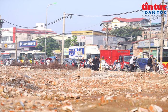 Cuối năm 2022, TP Hà Nội khởi công dự án mở rộng Quốc lộ 6, đoạn Ba La - Xuân Mai, dài 21,7 km, mặt cắt rộng 60 m, quy mô từ 4 - 6 làn xe. Sau gần 4 năm thi công, nhiều xã, phường mới hoàn thành công tác giải phóng mặt bằng. Hà Nội dự kiến hoàn thành toàn bộ dự án vào năm 2027.