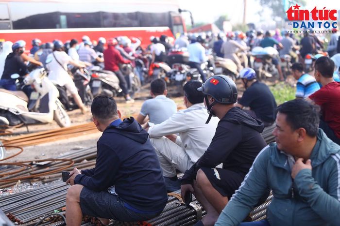 Mệt mỏi vì ùn tắc kéo dài, nhiều người phải bỏ xe bên đường, vào khu vực công trường dự án mở rộng Quốc lộ 6 ngồi nghỉ, chờ lực lượng chức năng phân luồng, giải tỏa giao thông.