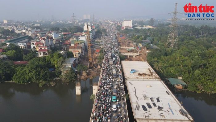 Quốc lộ 6 bị ùn tắc kéo dài gần 10 km từ bến xe Hà Đông đến Chúc Sơn.
