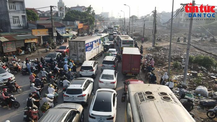 Mật độ phương tiện tăng cao trong khi tuyến đường đang thi công khiến cầu Mai Lĩnh trở thành “nút thắt” trên Quốc lộ 6. Lượng lớn ô tô, xe máy dồn về cùng lúc khiến giao thông qua cầu ùn ứ kéo dài theo cả hai chiều.