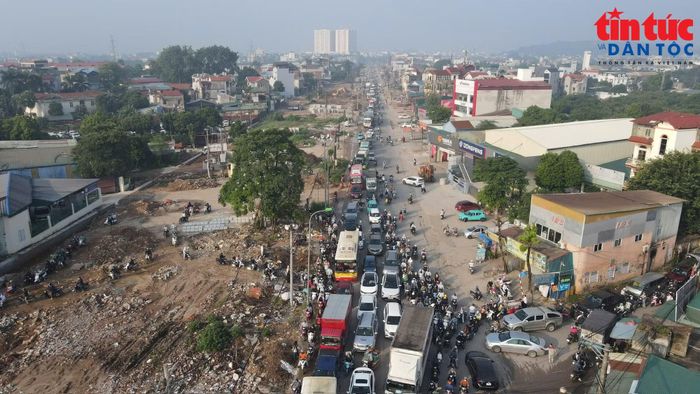 Nhiều thời điểm, ô tô, xe máy "nằm bất động" trên Quốc lộ 6.