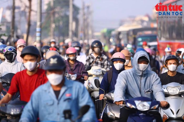 Giữa khói bụi và công trường ngổn ngang của dự án mở rộng Quốc lộ 6, nhiều người phải chờ đợi hàng giờ trong cảnh ùn tắc, mệt mỏi và sốt ruột khi dòng phương tiện chỉ có thể nhích từng mét.
