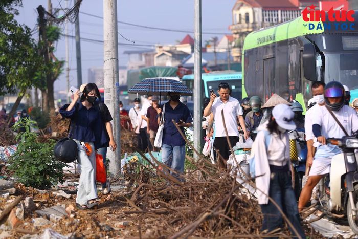 Phương tiện giao thông không thể di chuyển trên Quốc lộ 6, nhiều người chọn phương án đi bộ giữa khói bụi công trường.