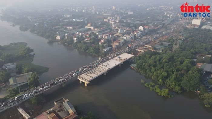 Gần 1 tuần nay, Quốc lộ 6 - khu vực cầu Mai Lĩnh thuộc địa bàn phường Yên Nghĩa và phường Chương Mỹ (Hà Nội) bị ùn tắc nghiêm trọng.