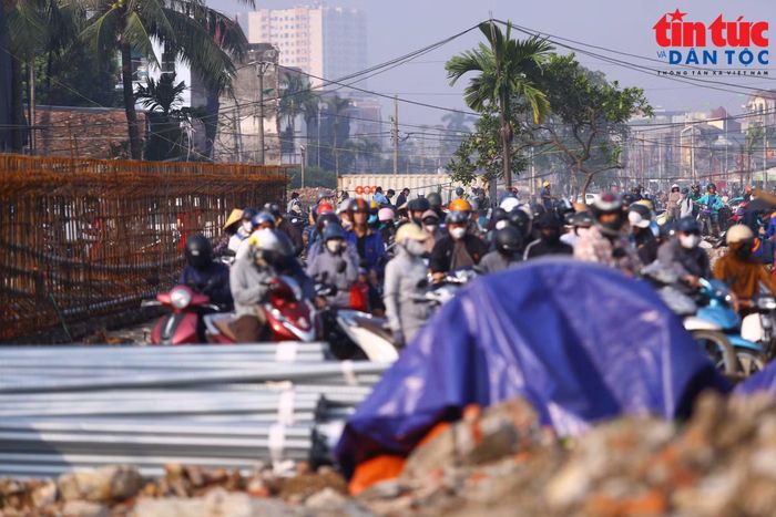 Giao thông trên Quốc lộ 6 những ngày này diễn biến phức tạp, nhiều người đi xe máy phải len lỏi qua những khu vực vừa được giải phóng mặt bằng, tìm lối tránh ùn tắc.