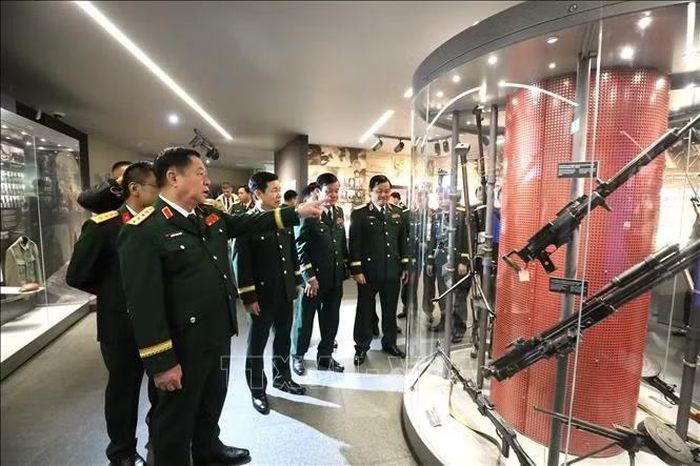 Đại tướng Nguyễn Trọng Nghĩa tham quan Bảo tàng Lịch sử Chiến tranh Vệ quốc vĩ đại tại thủ đô Minsk.