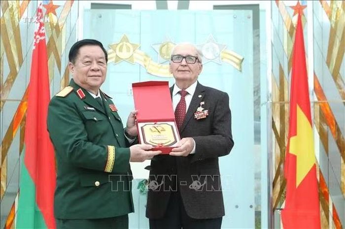 Đại tướng Nguyễn Trọng Nghĩa tặng quà lưu niệm ông Vasily Ivanovich Braga, Chủ tịch Hội cựu chuyên gia quân sự Belarus từng giúp đỡ Việt Nam trong chiến tranh.
