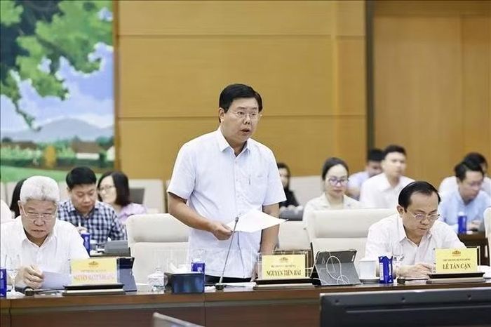 Bộ trưởng Bộ Nội vụ Nguyễn Tiến Hải thuyết trình về nội dung cơ bản của dự thảo. Ảnh: Doãn Tấn/TTXVN