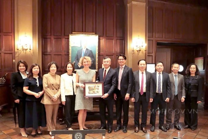 Bộ trưởng Ngô Văn Tuấn trao quà lưu niệm cho đại diện JP Morgan sau buổi làm việc song phương. Ảnh: Bộ Tài chính