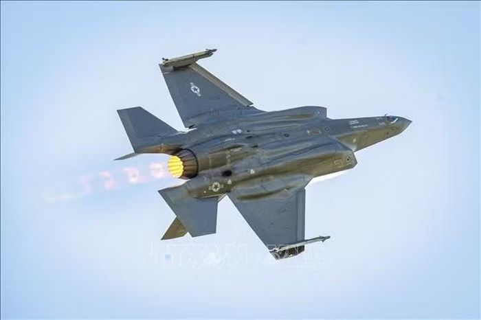 Máy bay chiến đấu tàng hình F-35 Lightning II bay trình diễn trong cuộc tập trận Astral Knight 2024 ở Powidz, Ba Lan. Ảnh: PAP/TTXVN
