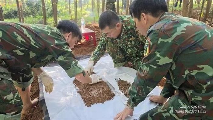 Hài cốt liệt sĩ thứ 10 được phát hiện, cất bốc tại khu vực bản Bãi Dinh từ đầu tháng 9 đến nay. Ảnh: TTXVN phát