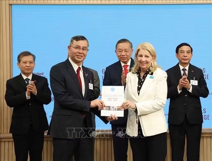 Tổng Bí thư, Chủ tịch nước Tô Lâm chứng kiến lễ trao văn kiện, thoả thuận hợp tác của Việt Nam với các cơ quan của Liên hợp quốc. Ảnh: Thống Nhất/TTXVN.
