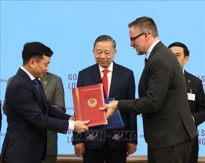 Tổng Bí thư, Chủ tịch nước Tô Lâm chứng kiến lễ trao văn kiện, thoả thuận hợp tác của Việt Nam với các cơ quan của Liên hợp quốc. Ảnh: Thống Nhất/TTXVN.