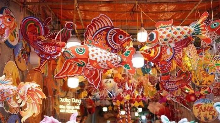 Những chiếc đèn lồng hình cá chép với màu sắc rực rỡ, mang đậm nét văn hóa Trung thu truyền thống, được bày bán tại các cửa hàng trên phố Hàng Mã. Ảnh: Quốc Lũy/TTXVN