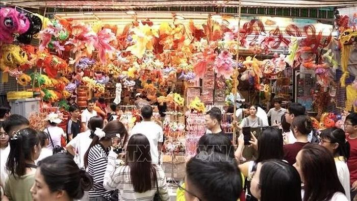 Đông đảo người dân và du khách tham quan, lựa chọn đồ chơi Trung thu tại các cửa hàng trên phố Hàng Mã trong những ngày gần Rằm tháng Tám. Ảnh: Quốc Lũy/TTXVN