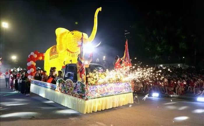 Diễn diễu các mô hình đèn Trung thu khổng lồ mang hình dáng các nhân vật lịch sử, linh vật dân gian hay biểu tượng quê hương tại tỉnh Thái Nguyên. Ảnh: Trần Trang/TTXVN