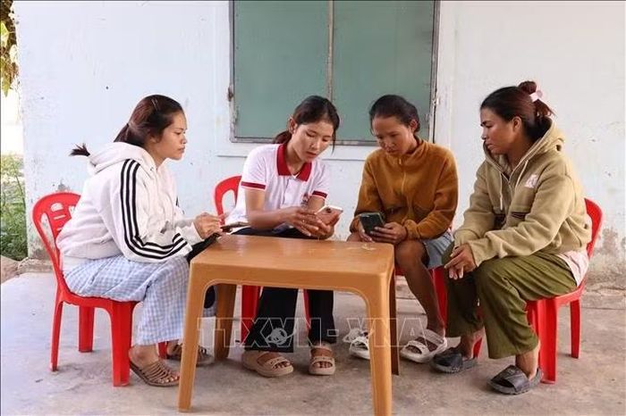 Thành viên Tổ công nghệ số cộng đồng “cầm tay chỉ việc” cho người dân.