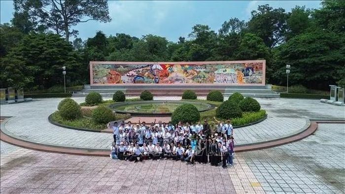 Du khách tham quan, tìm hiểu Bức tranh hoành tráng trong hành trình về nguồn tại Căn cứ Trung ương Cục miền Nam.