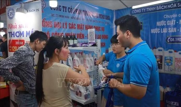 Người lao động được mua hàng với giá cả bình ổn từ sự hỗ trợ của Liên đoàn Lao động thành phố Hải Phòng.