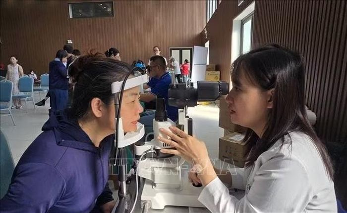 Đoàn viên công đoàn Hải Phòng được khám mắt miễn phí.