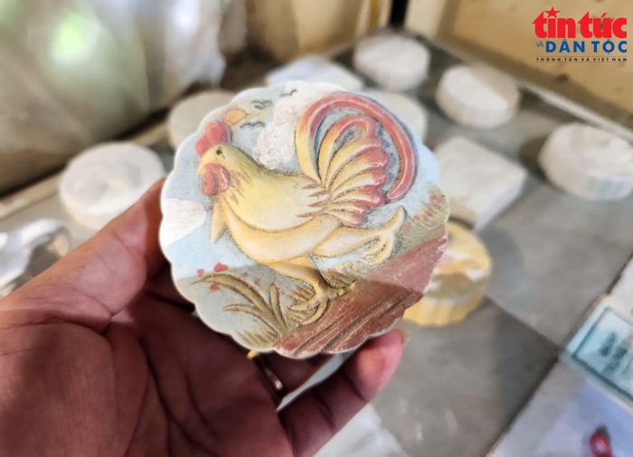 Chiếc bánh Trung thu được vẽ màu, sau đó nhúng men trước khi đưa vào lò nung.