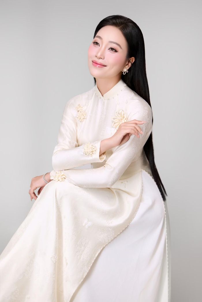 Chất dân gian miền Trung trong giọng hát Huyền Trang được thể hiện qua cách nhả chữ mềm mại, giàu độ ngân và gần gũi với tiếng nói quê nhà.