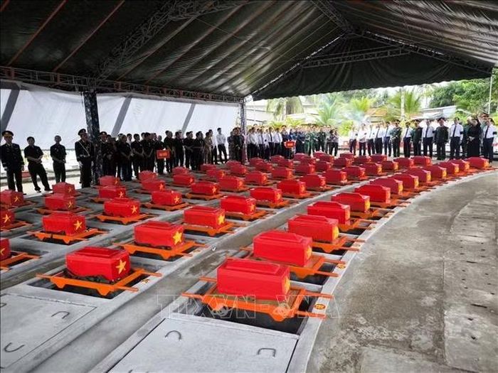 Truy điệu, an táng 65 hài cốt liệt sĩ tại nghĩa trang Mỏ Cày Bắc, xã Phước Mỹ Trung, tỉnh Vĩnh Long.