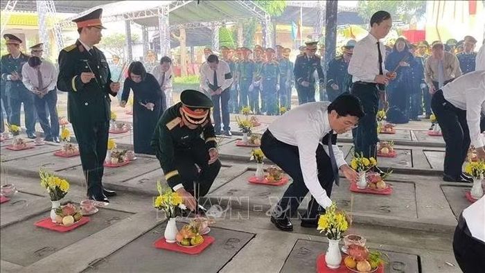 Đại biểu thắp hương tại lễ Truy điệu, an táng 65 hài cốt liệt sĩ tại nghĩa trang Mỏ Cày Bắc, xã Phước Mỹ Trung, tỉnh Vĩnh Long.
