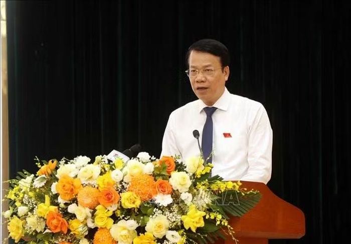 Ông Dương Văn Lượng, Phó Chủ tịch UBND tỉnh Thái Nguyên, trình bày các Tờ trình tại kỳ họp.