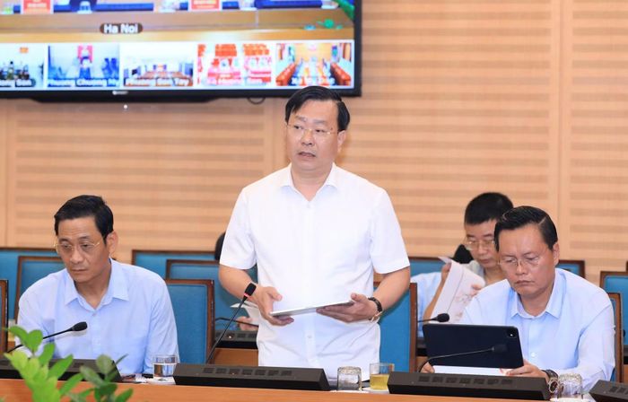 Giám đốc Sở Xây dựng Hà Nội Võ Nguyên Phong nêu ý kiến tại cuộc họp.