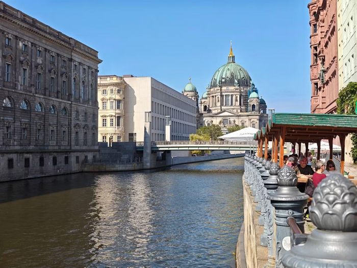 Dòng Spree chảy qua khu phố, phía xa là Nhà thờ lớn Berlin nổi tiếng.