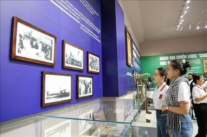 Các nghệ sĩ trẻ tìm hiểu những dấu tích lịch sử, tiếp nhận những câu chuyện và bài học từ thế hệ đi trước để tiếp tục gìn giữ, phát huy di sản cải lương. Ảnh: Giang Phương/TTXVN
