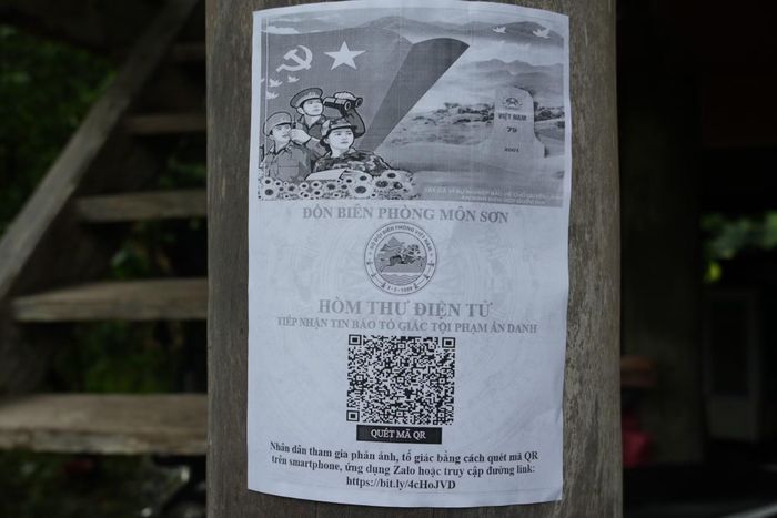 Các mã QR "Hòm thư tố giác ẩn danh" được Đồn biên phòng Môn Sơn, xã Môn Sơn (Nghệ An) dán tại nhà văn hoá, điểm sinh hoạt cộng đồng, homestay để người dân cung cấp thông tin cho lực lượng chức năng.