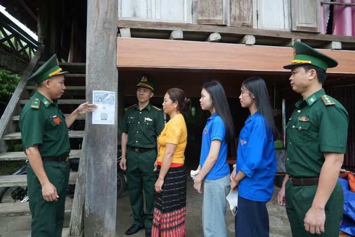 Mã QR được dán tại nhà văn hóa, điểm sinh hoạt cộng đồng, Bộ đội Biên phòng Nghệ An đang mở thêm một kênh tiếp nhận thông tin nhanh chóng, thuận tiện và bảo mật cho người dân vùng biên.