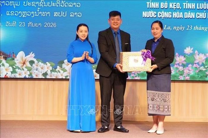 Đồng chí Đuông Ta - Xay Nhạ Hông, Bí thư Tỉnh đoàn Bò Kẹo (Lào), tặng quà Tỉnh đoàn Sơn La (Việt Nam).