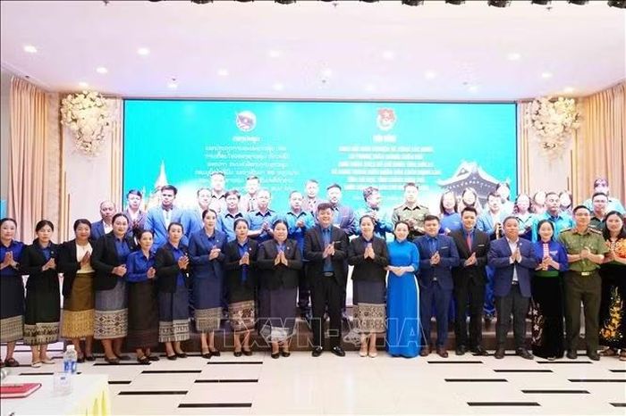 Các đại biểu chụp ảnh lưu niệm tại Hội đàm.