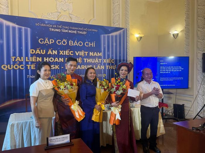 NSND Nguyễn Thị Thanh Thuý, Phó Giám đốc Sở Văn hoá và Thể thao TP Hồ Chí Minh tặng hoa các nghệ sĩ.