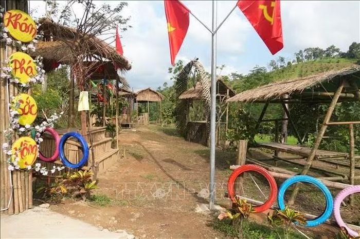 Các chòi lá để du khách check in tại vườn hồng.