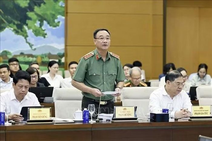 Thượng tướng Phạm Thế Tùng, Thứ trưởng Bộ Công an thuyết trình về nội dung cơ bản của dự thảo. Ảnh: Doãn Tấn/TTXVN