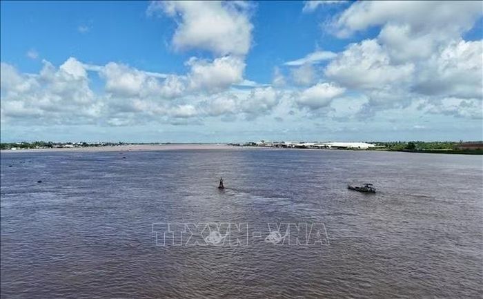 Mực nước sông Hậu tại xã Mỹ Hòa Hưng (An Giang) dâng theo triều cường.