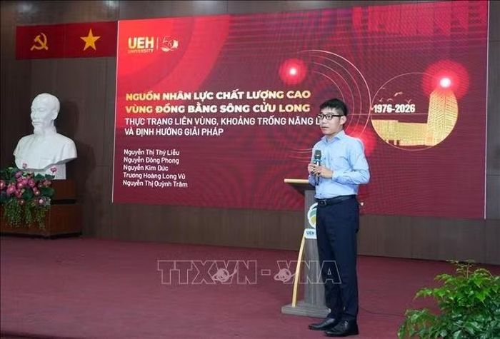 Tiến sỹ Nguyễn Kim Đức, Phó Viện trưởng Viện Nghiên cứu và Tư vấn phát triển vùng, Đại học Kinh tế Thành phố Hồ Chí Minh phát biểu tại hội thảo.