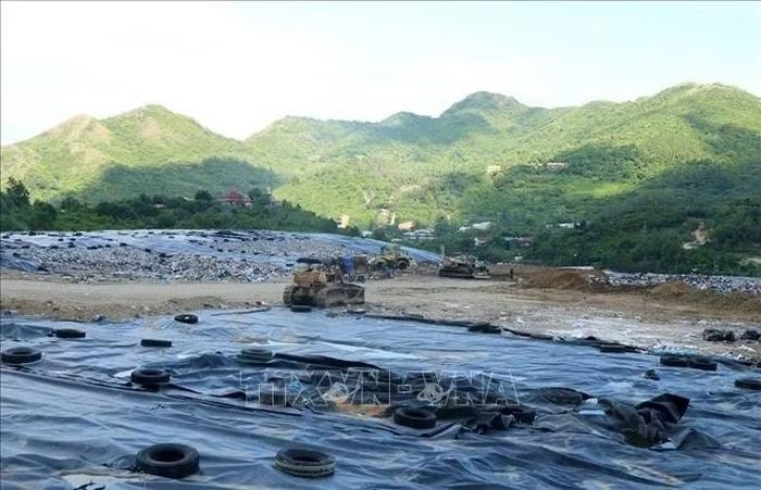 Xử lý rác thải tại khu vực bãi rác phường Bắc Nha Trang (Khánh Hòa).
